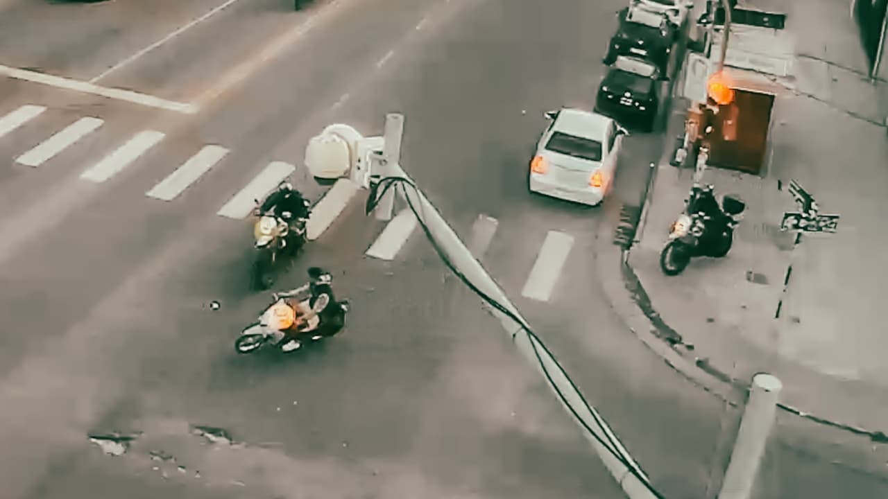 La persecución se dio por calles en contramano y terminó cuando el sospechoso cayó del vehículo