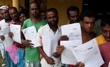 Varios hombres hacen cola para