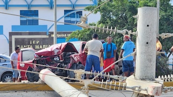 Camioneta choca contra poste y
