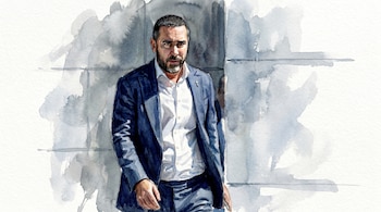 Ilustración de un hombre con barba, traje azul marino, camisa blanca y broche de cruz en la solapa, sobre un fondo abstracto de acuarela gris.