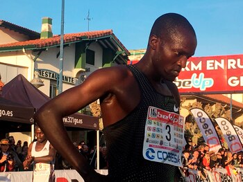 El atleta ugandés Stephen Kissa, segundo clasificado, en una imagen de archivo. EFE/Miguel Ramos