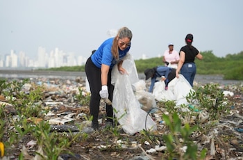 Involucrar a las comunidades en la limpieza de las playas es una de las metas de la iniciativa multisectorial.