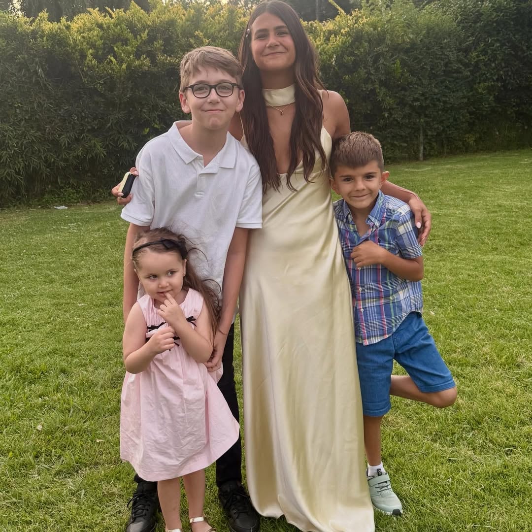 Uma Fabbiani rodeada por sus hermanos, Santino, Roque y Ámbar