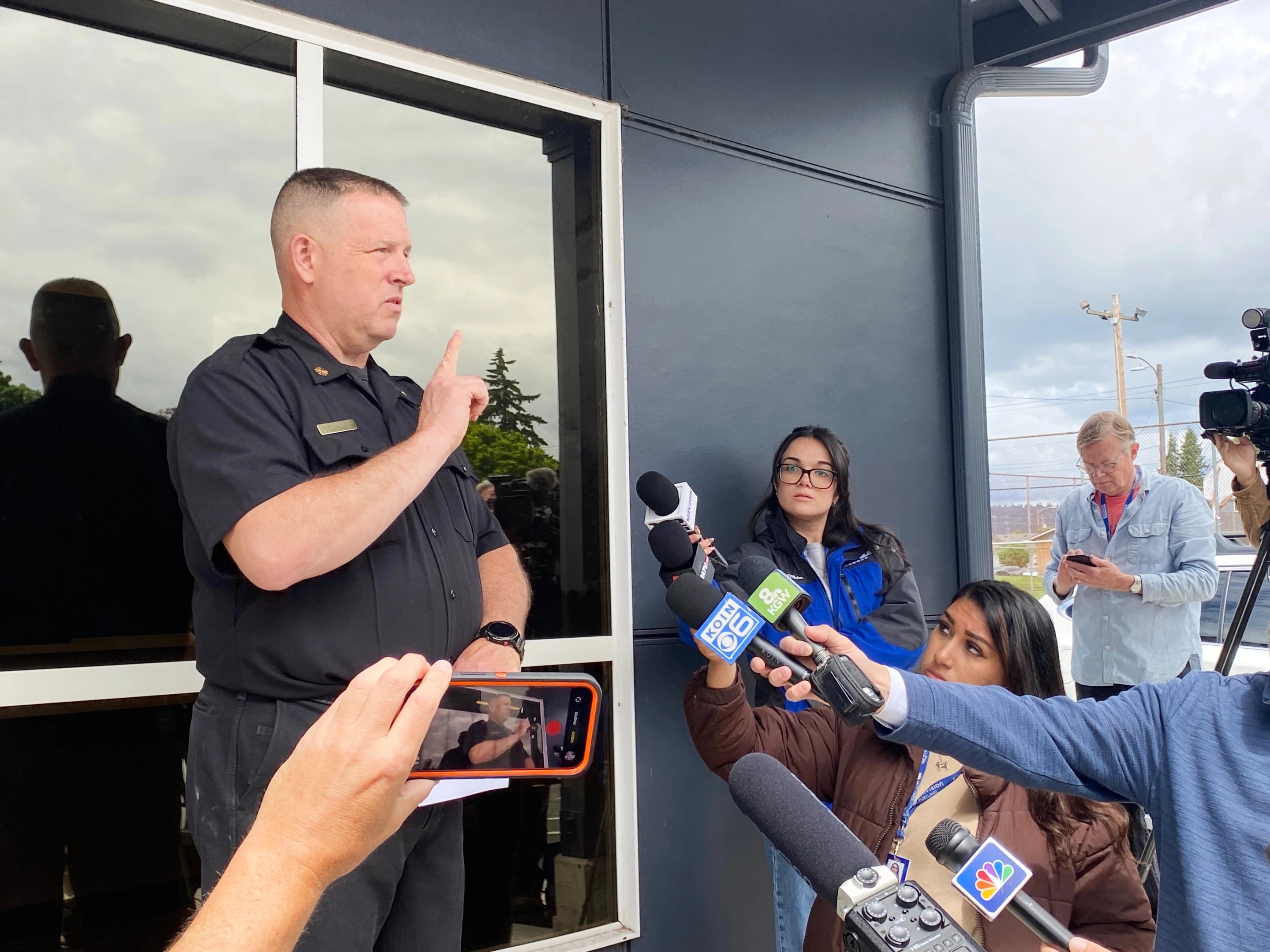 El jefe de bomberos de Cowlitz Fire and Rescue, Scott Goldstein, aseguró a la agencia estadounidense que “el tanque tenía capacidad para 303.000 litros y estaba lleno en un 60%“. Foto: Foto AP/Claire Rus