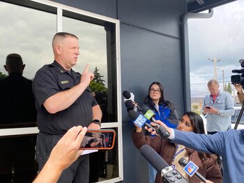 El jefe de bomberos de Cowlitz Fire and Rescue, Scott Goldstein, aseguró a la agencia estadounidense que “el tanque tenía capacidad para 303.000 litros y estaba lleno en un 60%“. Foto: Foto AP/Claire Rus