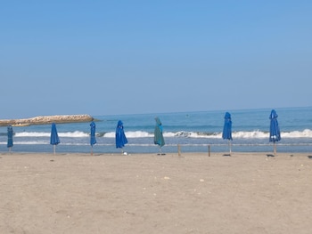 La entrega de Playa 2 beneficia de forma directa a más de 340 actores de playa, entre carperos, quiosqueros, masajistas, guías y vendedores de Cartagena - crédito Ungrd