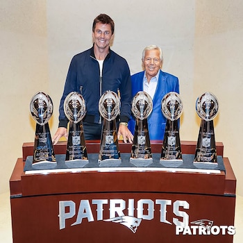 Brady posó con los trofeos