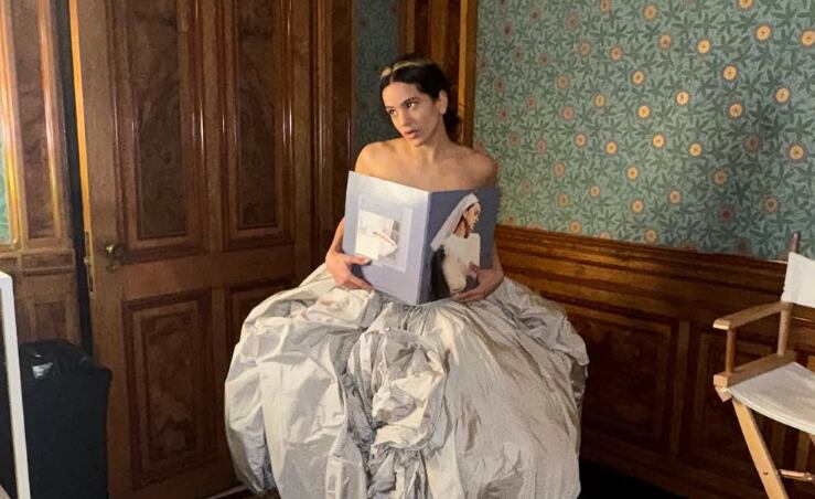 Rosalía en una de las imágenes promocionales de 'Lux', con corona divina.