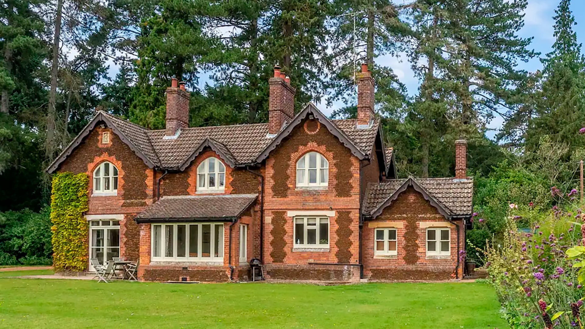 El banquete en la sala de baile de Sandringham destaca como evento social clave dentro del calendario navideño de la Casa de Windsor (AIRBNB)