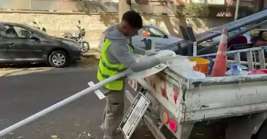 Los controles sobre estacionamiento reservado hallaron permisos vencidos, autorizaciones sin actualizar y carteles falsificados (Infobae en Vivo)