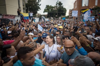 María Corina Machado saluda a