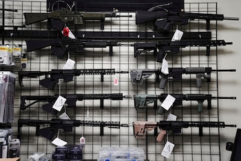 Venta de rifles semiautomáticos AR-15 en California (Reuters)