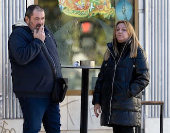 Varias personas fumando en una