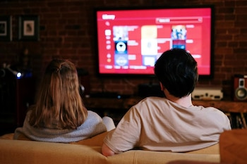 19/01/2026 Dos personas ven una plataforma de streaming..
Las plataformas de 'streaming', como Netflix, Spotify, HBO Max, Disney+ o Amazon Prime Video, han incrementado el coste de sus suscripciones un 81,7 por ciento desde 2015 en España.
POLITICA
SHARESUB.