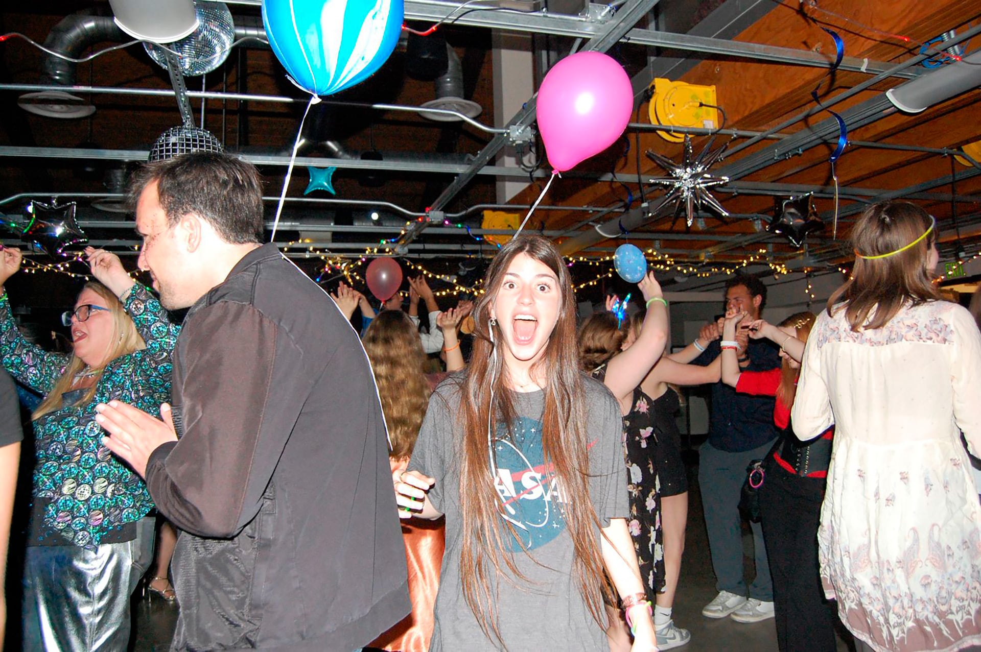 Luján, con la remera de la NASA, en un evento de la Universidad de Boulder, en Colorado, Estados Unidos