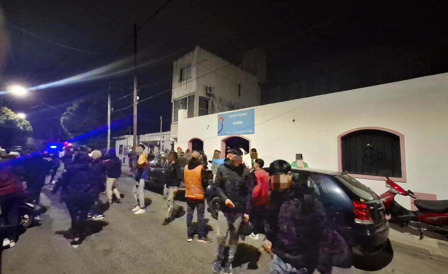 La Policía de Córdoba desarticuló tres fiestas clandestinas con más de 1.200 personas en distintos barrios de la capital