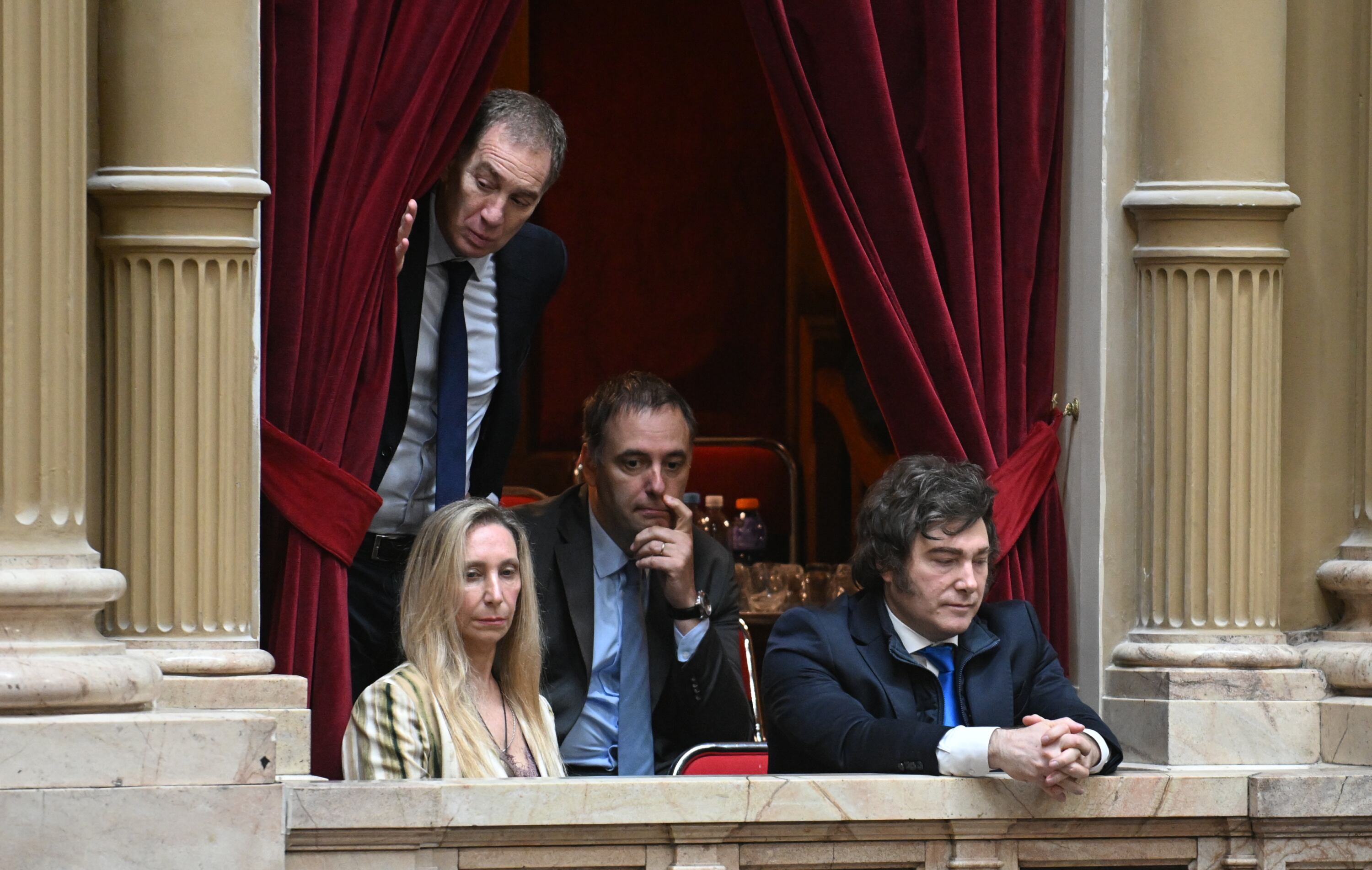 El presidente Javier Milei junto al jefe de Gabinete, Manuel Adorni; el ministro del Interior, Diego Santilli y la secretaria general de la Presidencia, Karina Milei en el palco del Congreso Nacional (Maximiliano Luna)
