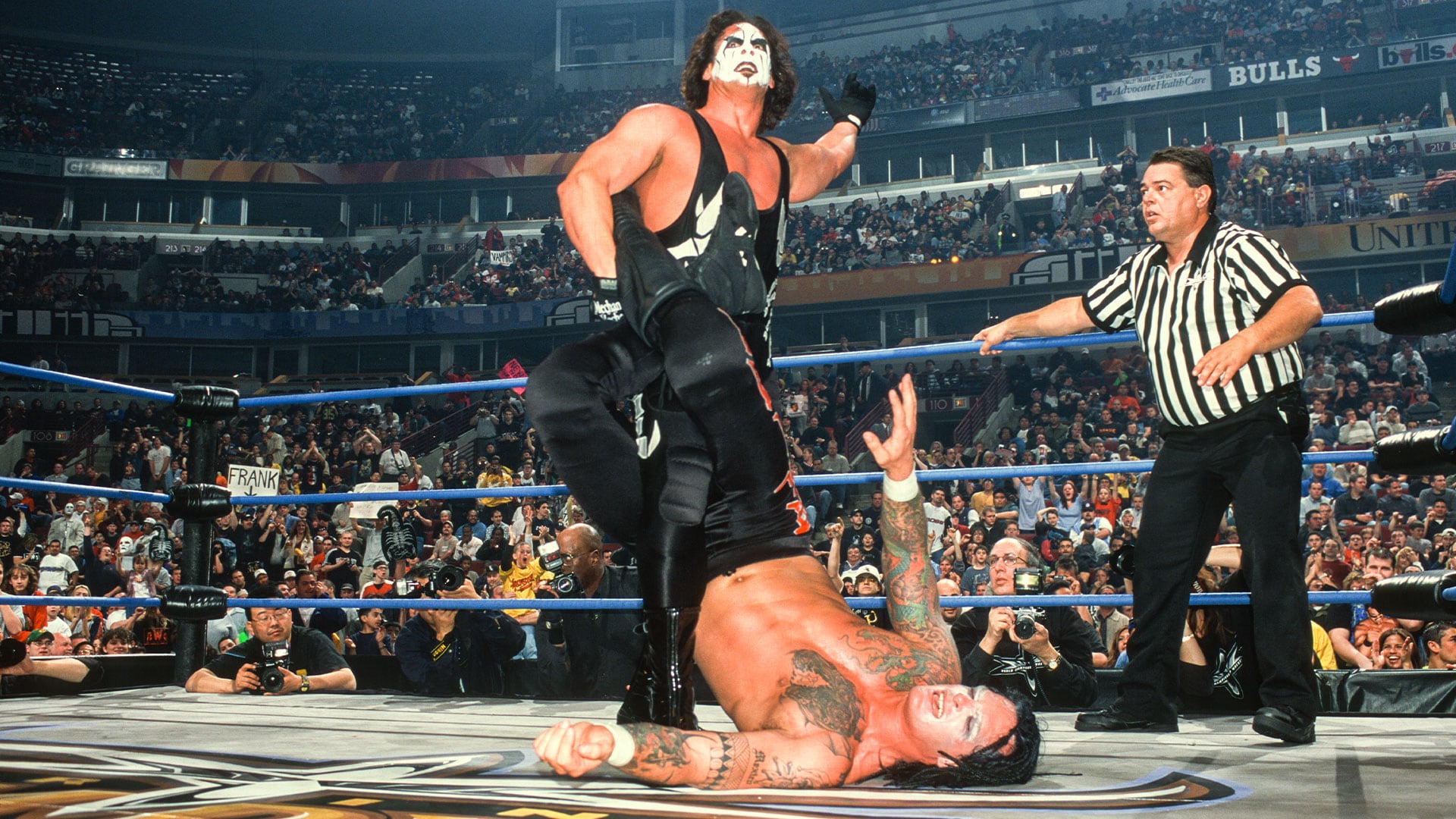 Vampiro en una lucha contra Sting. (WWE)