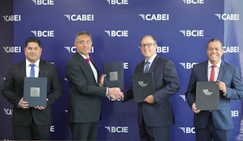 El BCIE y el Gobierno de El Salvador formalizan el acuerdo de US$150 millones para la modernización de escenarios deportivos (Cortesía BCIE).