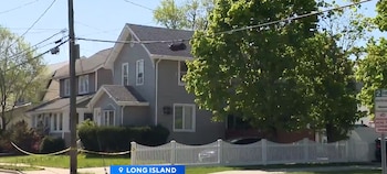 Las víctimas del doble homicidio, ambas mujeres, compartían casa con el sospechoso en Valley Stream, lo que facilitó la obtención de pruebas clave. (Cortesía: CBS News)