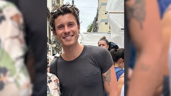 El artista posó ante la