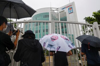 Periodistas toman fotos a las