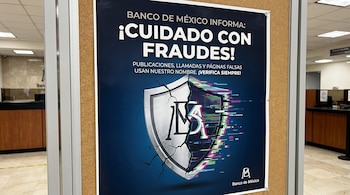 Cartel colgado en una pared que advierte sobre fraudes, con la frase Banco de México e imagen de un escudo dividido con el logotipo oficial.