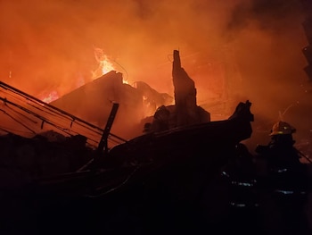 Los bomberos iniciaron labores de extinción y contuvieron la propagación del fuego hacia otras casas cercanas en la colonia San Martín.