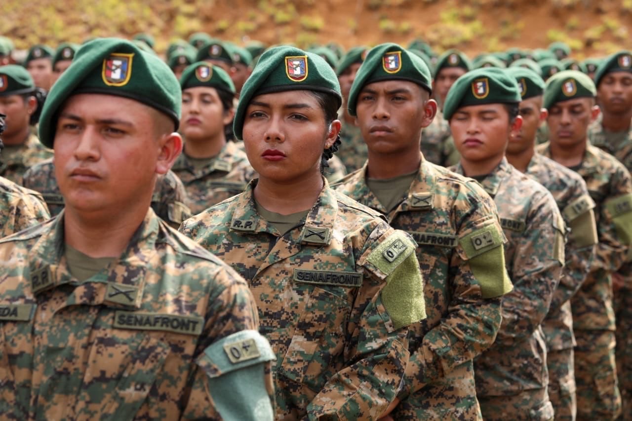 Entre los graduados destacan 29 agentes especializados en ciberseguridad y banda de música para apoyo técnico y logístico en las fronteras. (Cortesía: Astrid Salazar)