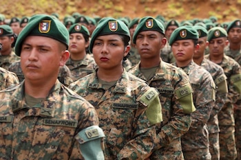 Entre los graduados destacan 29 agentes especializados en ciberseguridad y banda de música para apoyo técnico y logístico en las fronteras. (Cortesía: Astrid Salazar)