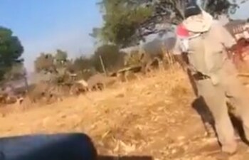 Un hombre con el rostro