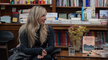 La escritora colombiana María del Mar presenta su nuevo libro 'La memoria es un animal esquivo'. (Alejandro Higuera López/Infobae)