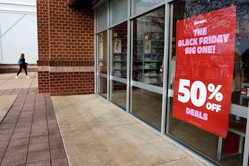 Se puede ingresar a Argentina desde el exterior ropa, calzado, juguetes, celulares, computadoras, perfumes, artÃculos de cuidado personal, libros, insumos y repuestos, entre otras categorÃas (REUTERS)