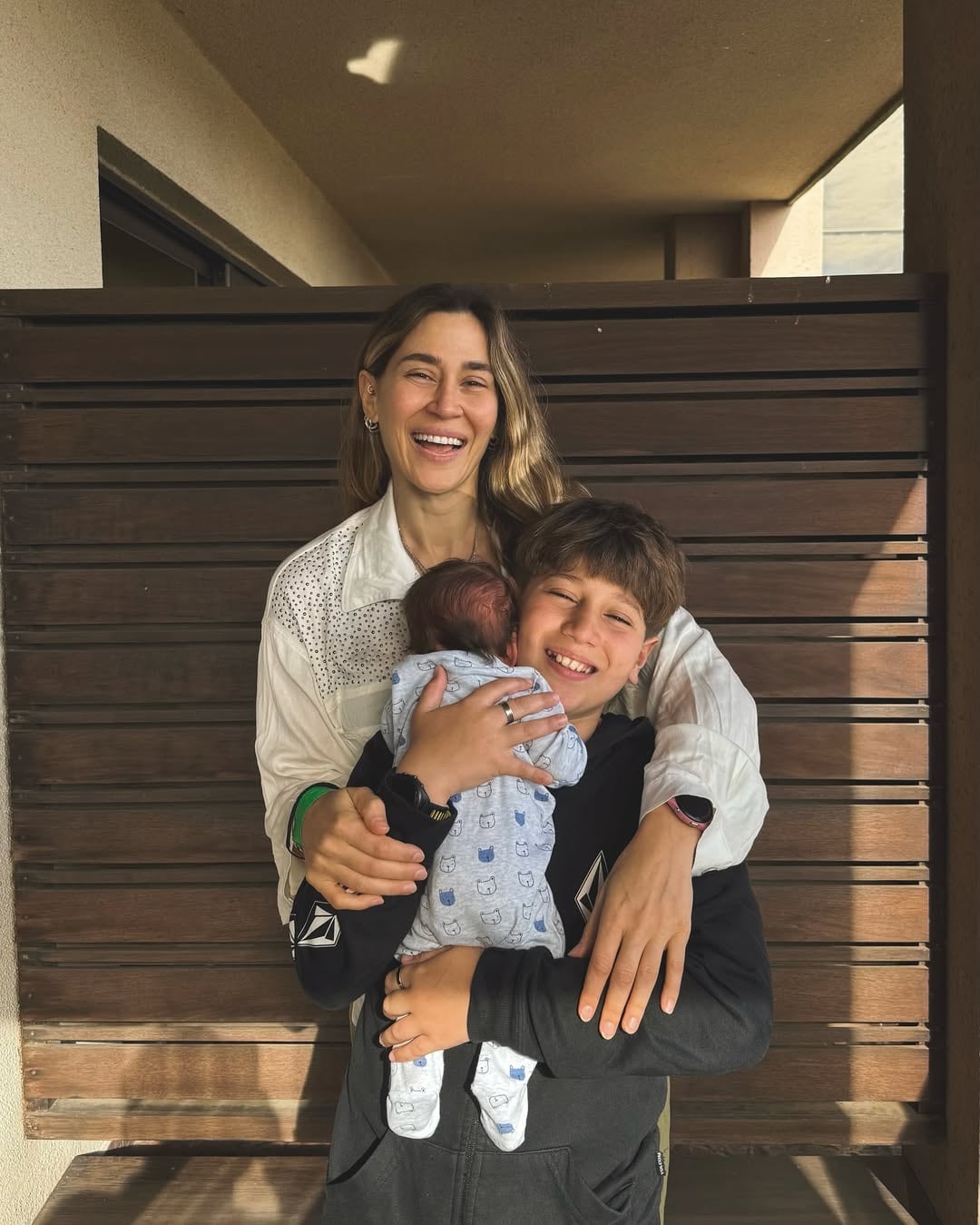La artista junto a sus dos hijos, Momo y Arturo, quien nació en junio de este año