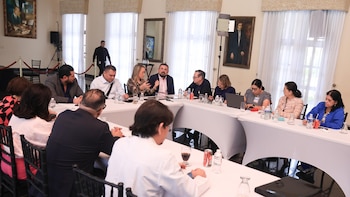 Presidente de Honduras ordena cumplir acuerdos con el Colegio Médico y anuncia pago de salarios atrasados