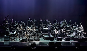 Un ensamble sinfónico dirigido por