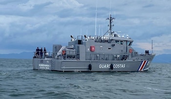 El Servicio Nacional de Guardacostas concentra la búsqueda de cinco desaparecidos en aguas de Santa Cruz, Guanacaste, tras los incidentes con dos embarcaciones. Cortesía: MSP