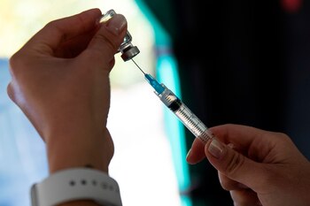 Del total de vacunados, 680.177 son adultos mayores de más de 73 años y el resto personal sanitario, mientras que el 60,3 % corresponde a mujeres y el 39,7 % a hombres. EFE/ Alberto Valdes/Archivo