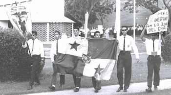El 9 de enero de 1964 el pueblo panameño se enfrentó al ejercito norteamericano reclamando su soberanía en el territorio nacional, movimiento que dejó un saldo de 21 muertos y 500 heridos del lado panameño.