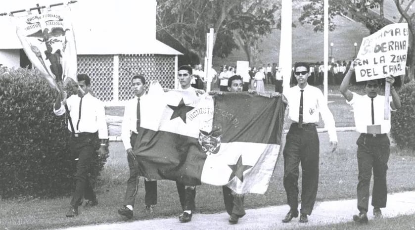 El 9 de enero de 1964 el pueblo panameño se enfrentó al ejercito norteamericano reclamando su soberanía en el territorio nacional, movimiento que dejó un saldo de 21 muertos y 500 heridos del lado panameño.