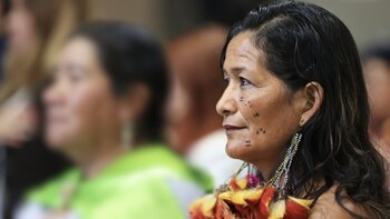 Mujeres awajún y wampís alzan