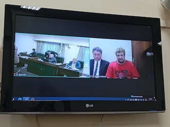 Pity Álvarez conectado desde la clínica junto a su abogado Sebastián Queijeiro