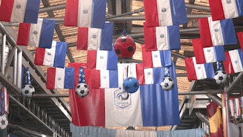 Los mercados de San Salvador, Santa Tecla y otros recintos comerciales se llenaron de camisetas, balones y banderas de selecciones como Argentina, Brasil, México y Holanda. (Imagen de cortesía)