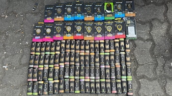 Un paquete que decía traer ropa usada escondía cigarrillos electrónicos con presunta marihuana en República Dominicana
