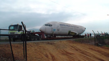 El avión durante su traslado