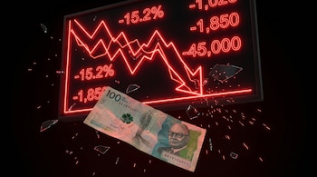 Pantalla digital de neón rojo con gráfico de líneas descendentes y números negativos, mostrando una caída brusca, junto a un billete de 100 mil pesos colombianos y cristales rotos.