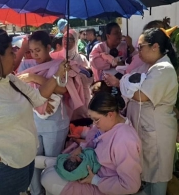 Varios bebés nacieron en áreas improvisadas del hospital de Aguadulce, donde el personal sanitario continuó atendiendo partos fuera de las instalaciones habituales después del terremoto, según los reportes recogidos para esta crónica. Cortesía