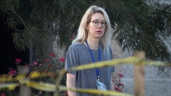 Elizabeth Holmes, presa por el fraude millonario de Theranos, afirma su inocencia para volver con su familia: “Fui silenciada”