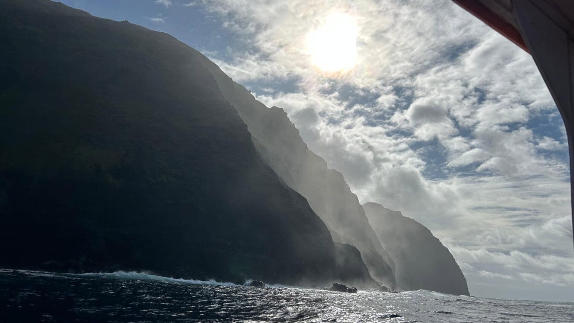 Uno de los paisajes impactantes de la Isla de Pascua (@correcaminosturismo)