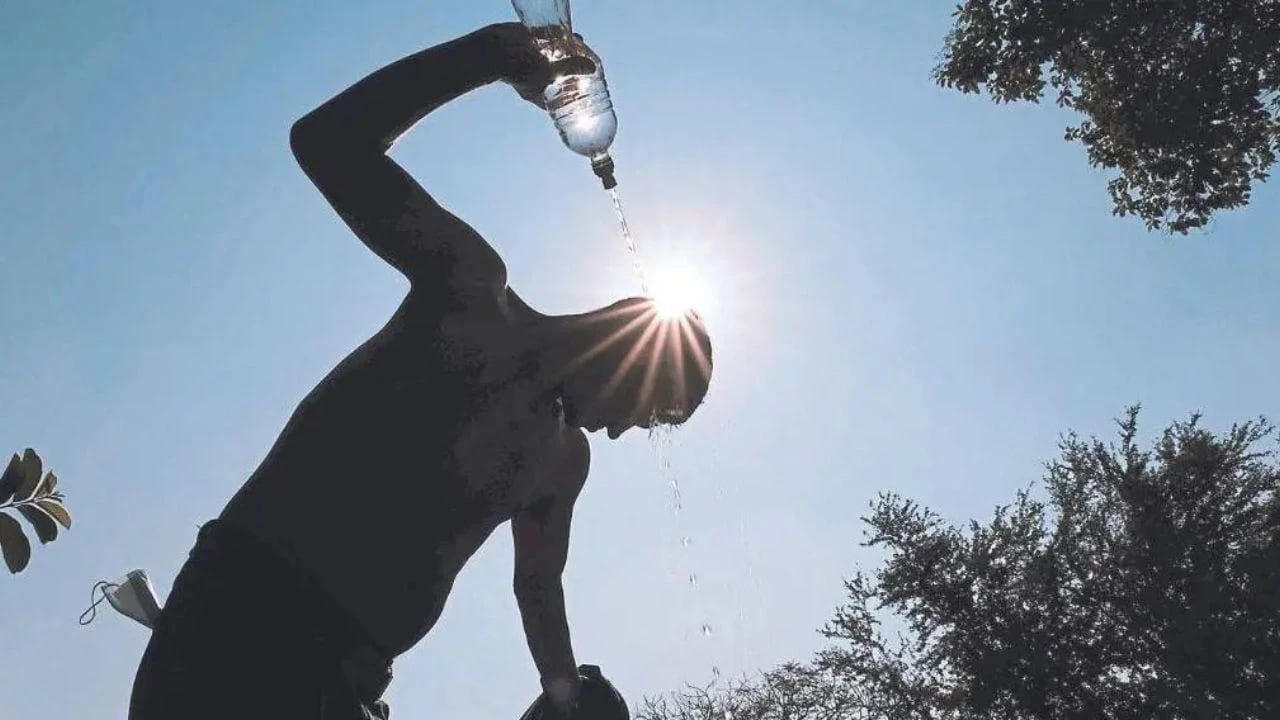 Las autoridades recomiendan evitar exposición prolongada al sol debido al intenso calor. (FOTO: La Prensa)